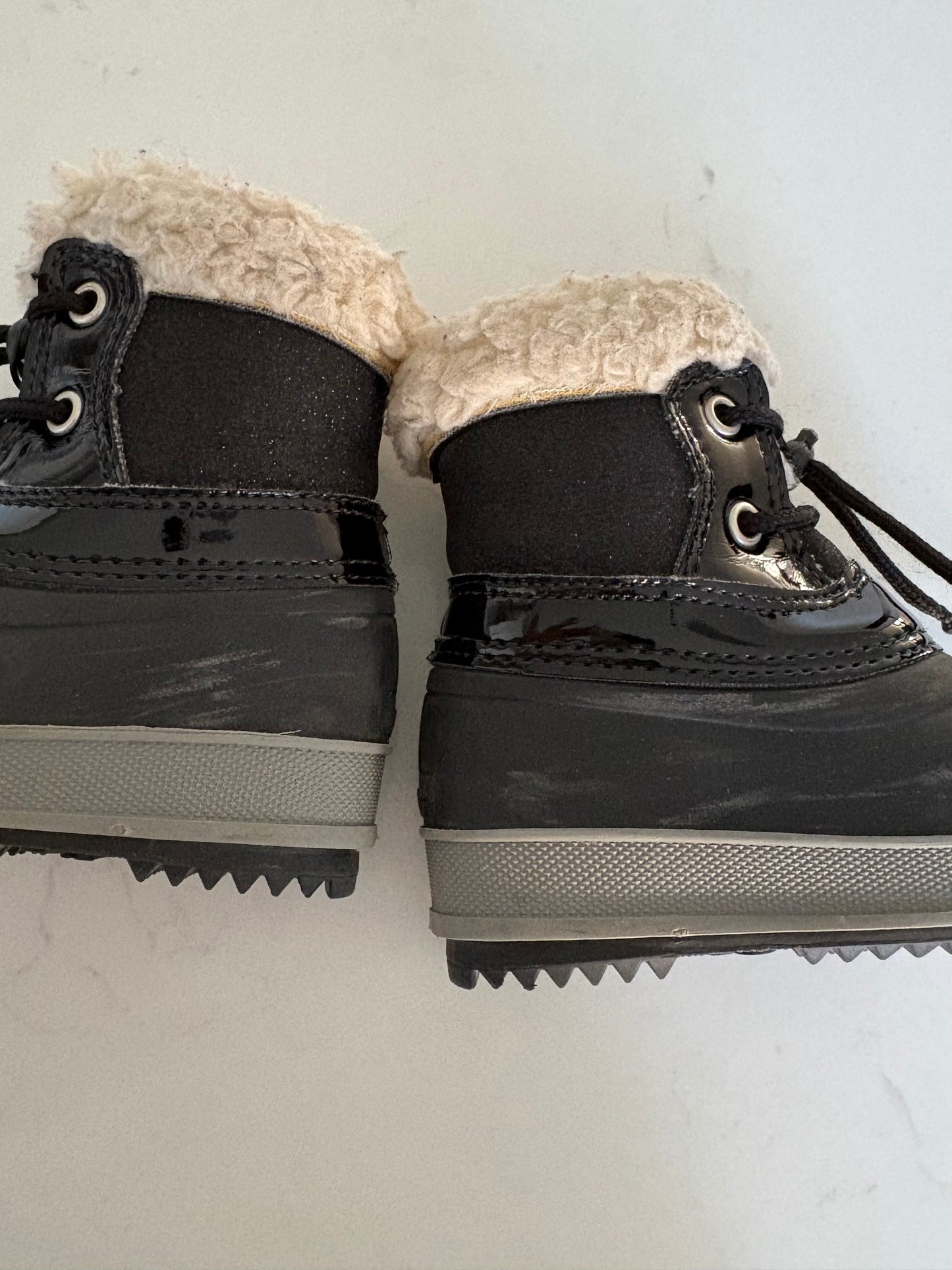 Olang-Bottes hiver-19 (3) (légère graffigne à l’intérieur )