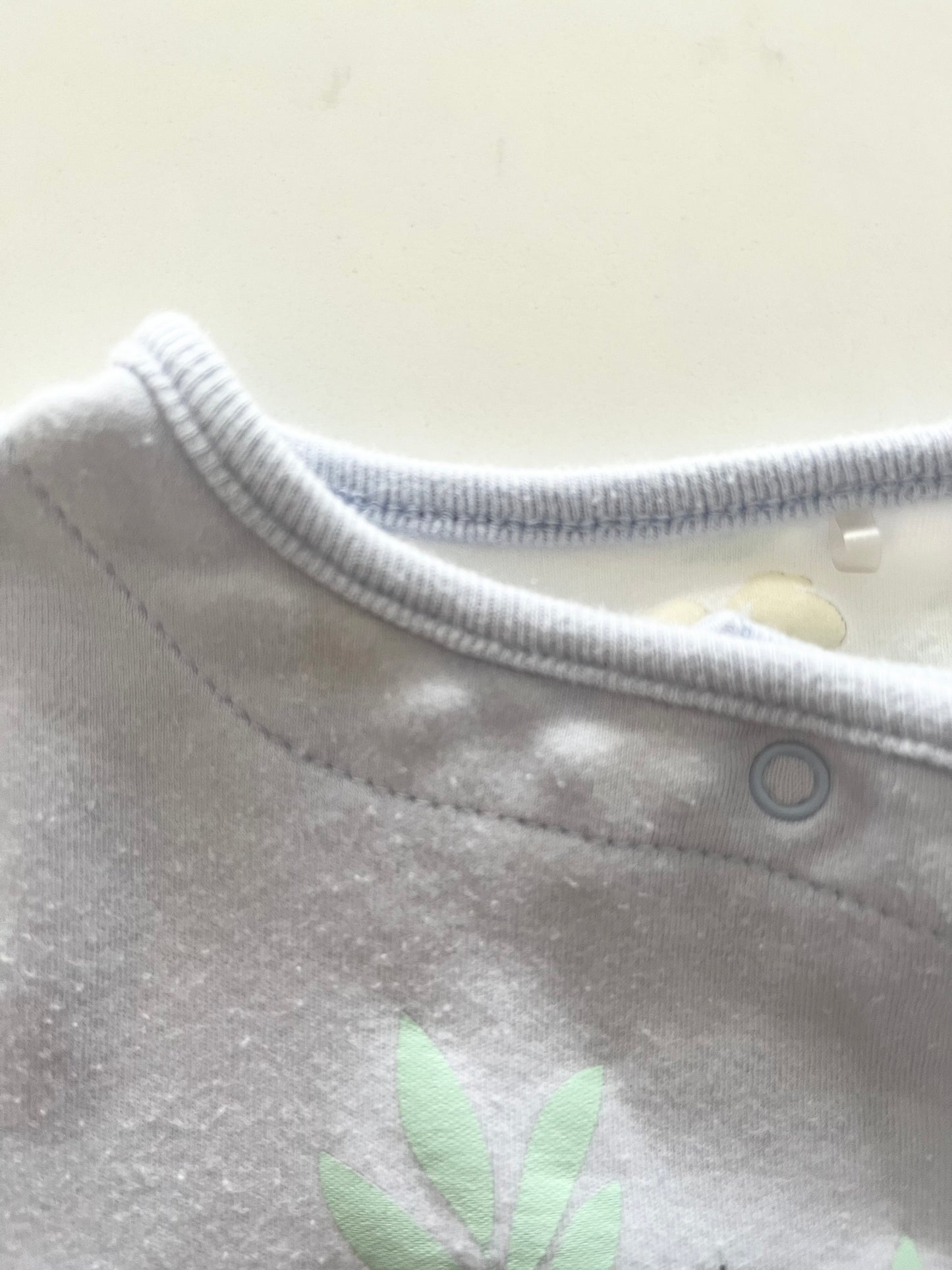 Trois moutons-Pyjama-9 mois ( légère imperfection)