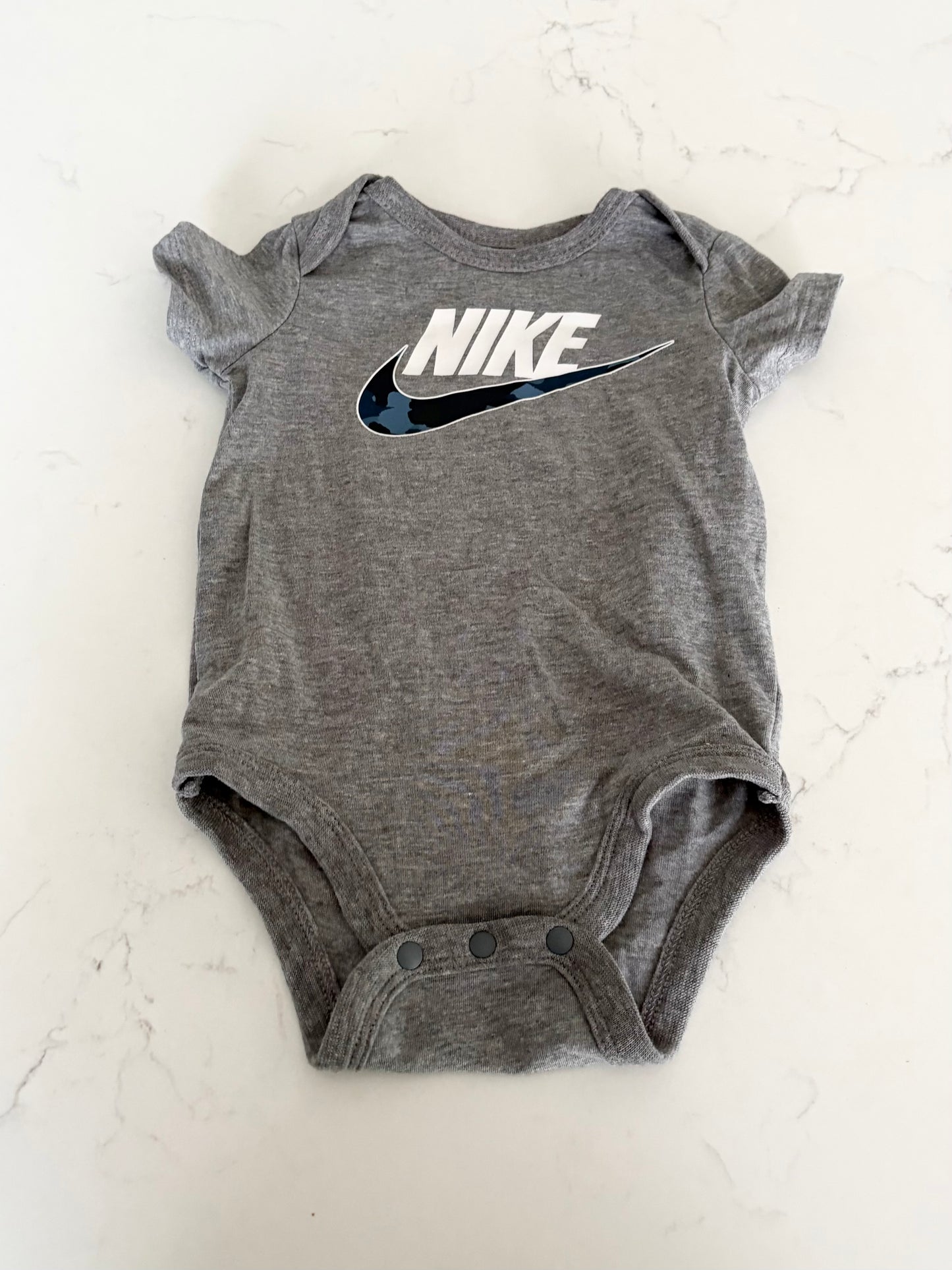 Nike-Cache couche-6 mois