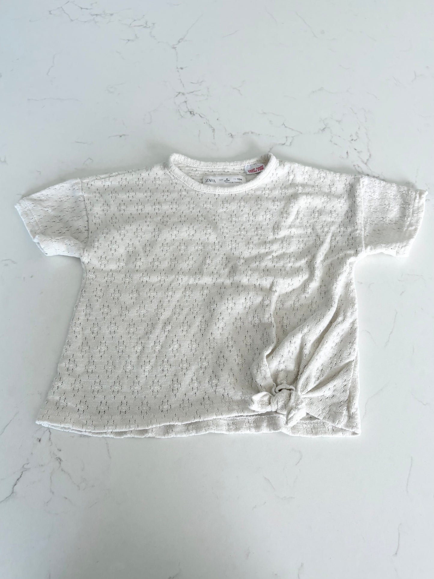 Zara-T shirt-4T (fait petit )