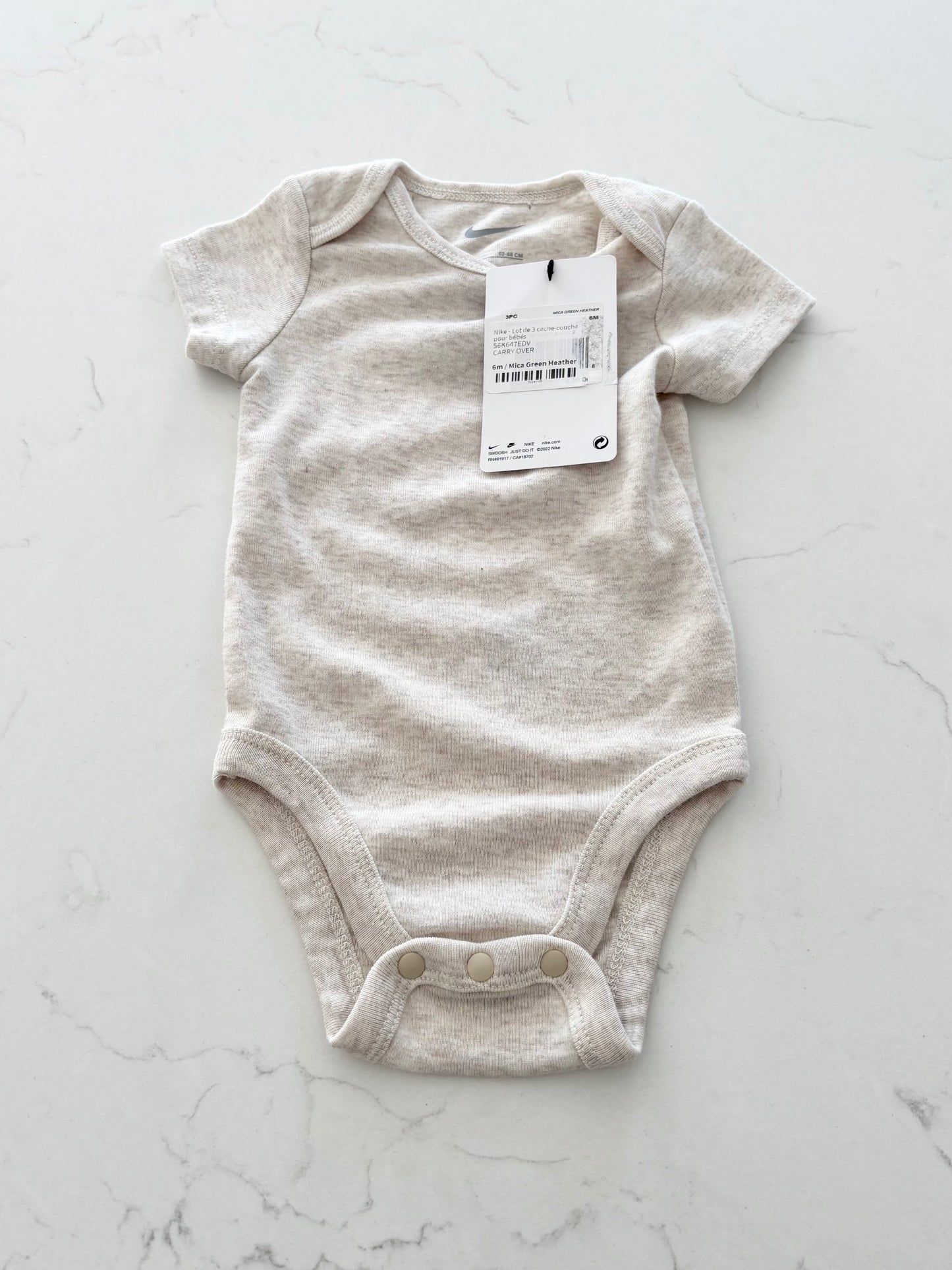 NEUF-Nike-Cache couche-6 mois