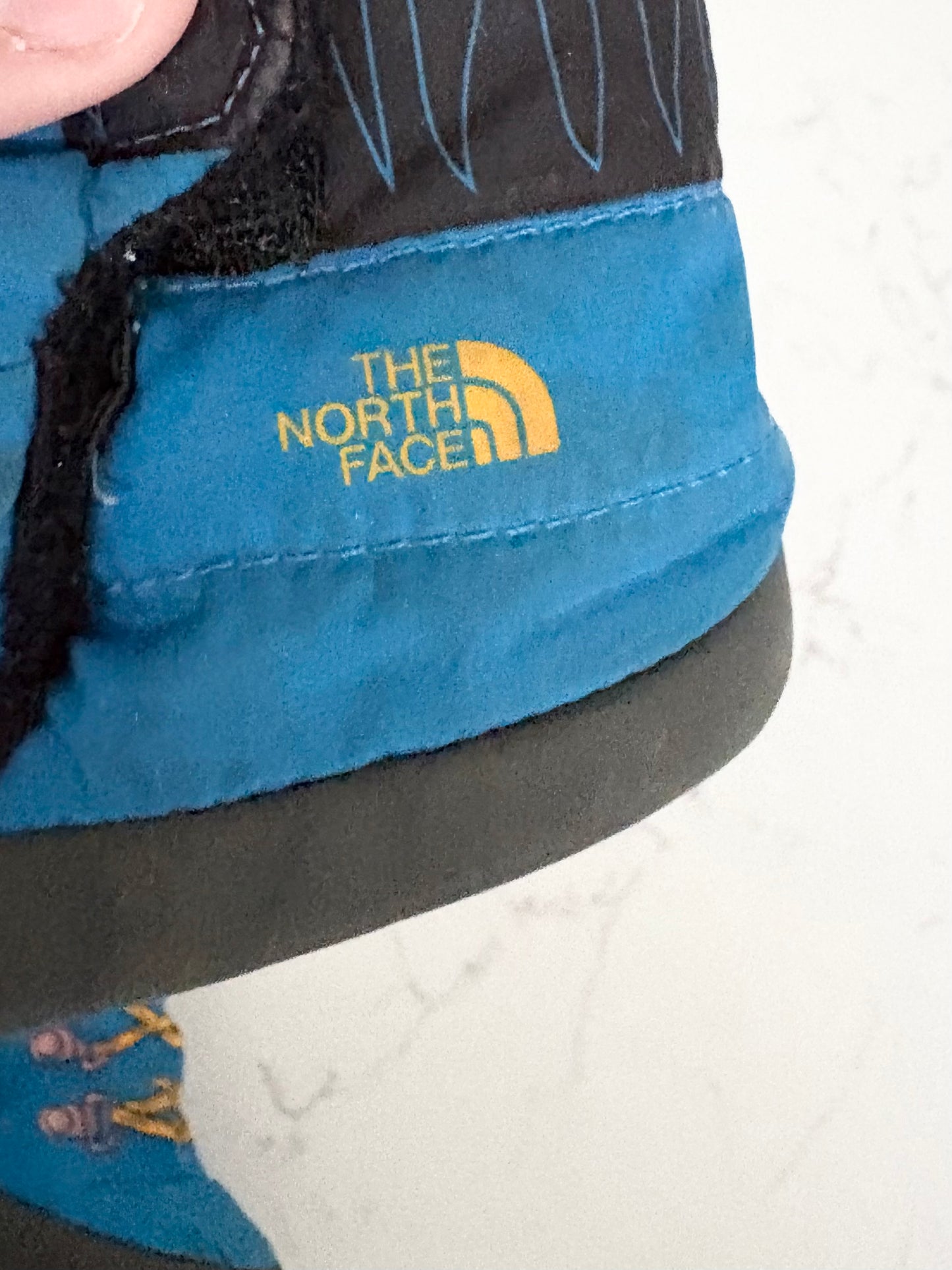 The North face-Pantoufles-4 ( légère tache sur le côté )