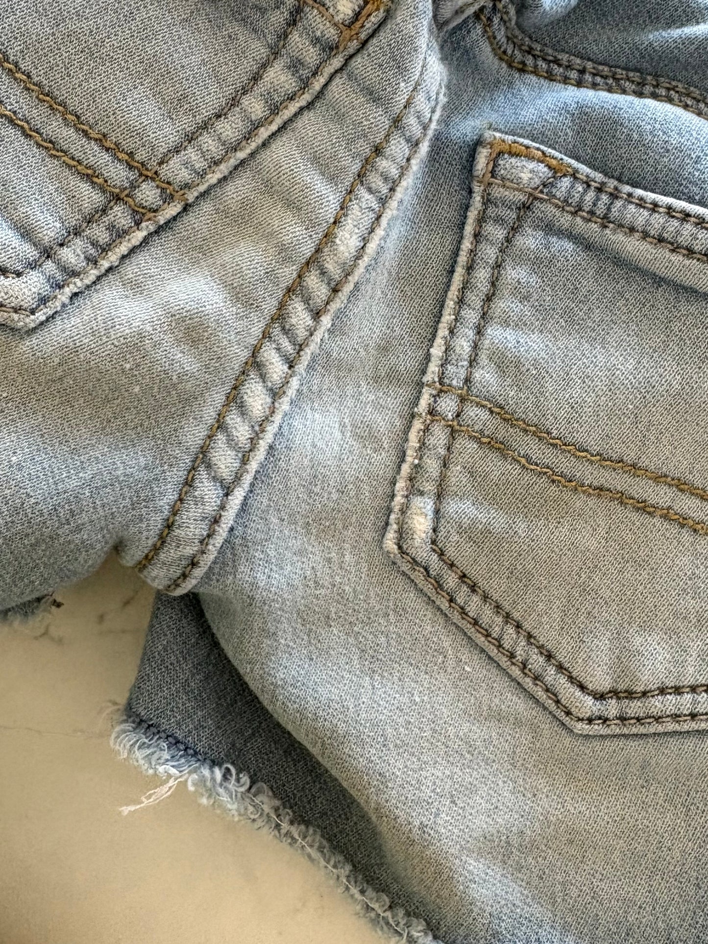 Oshkosh-Short-12 mois (légère imperfection sur fesse)