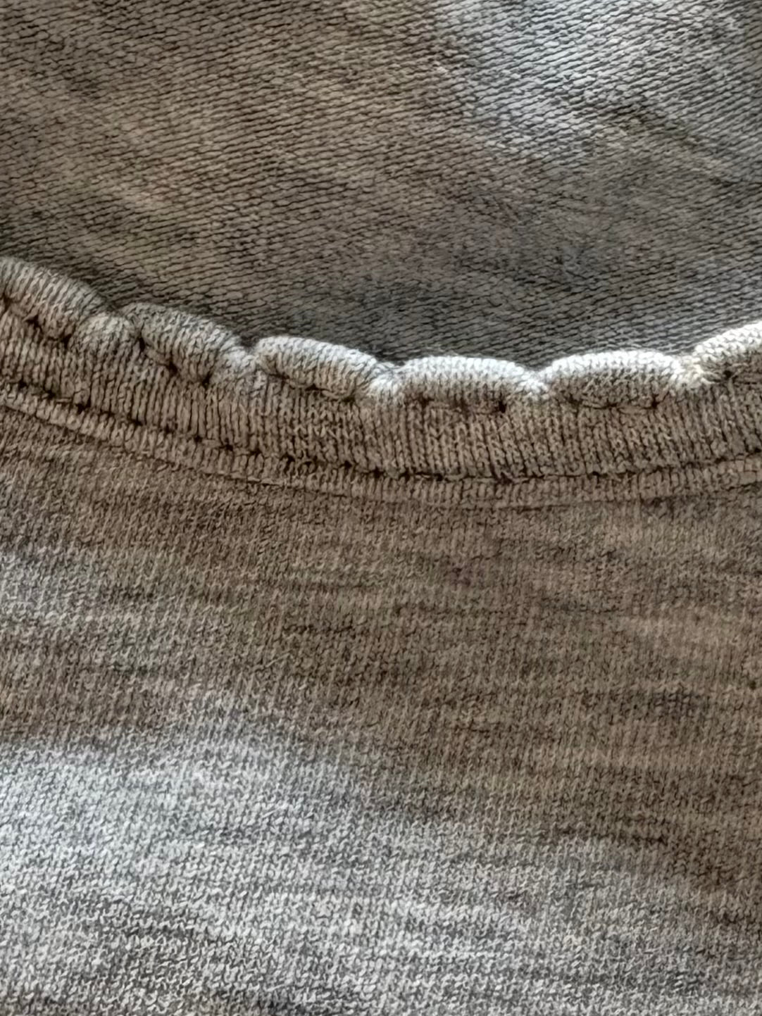 H&M-Chandail-12/18 mois ( légère imperfection)