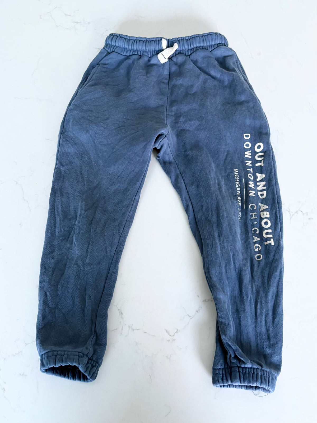 Zara-Jogging-4/5T ( genoux un peu usé , pas de trou)