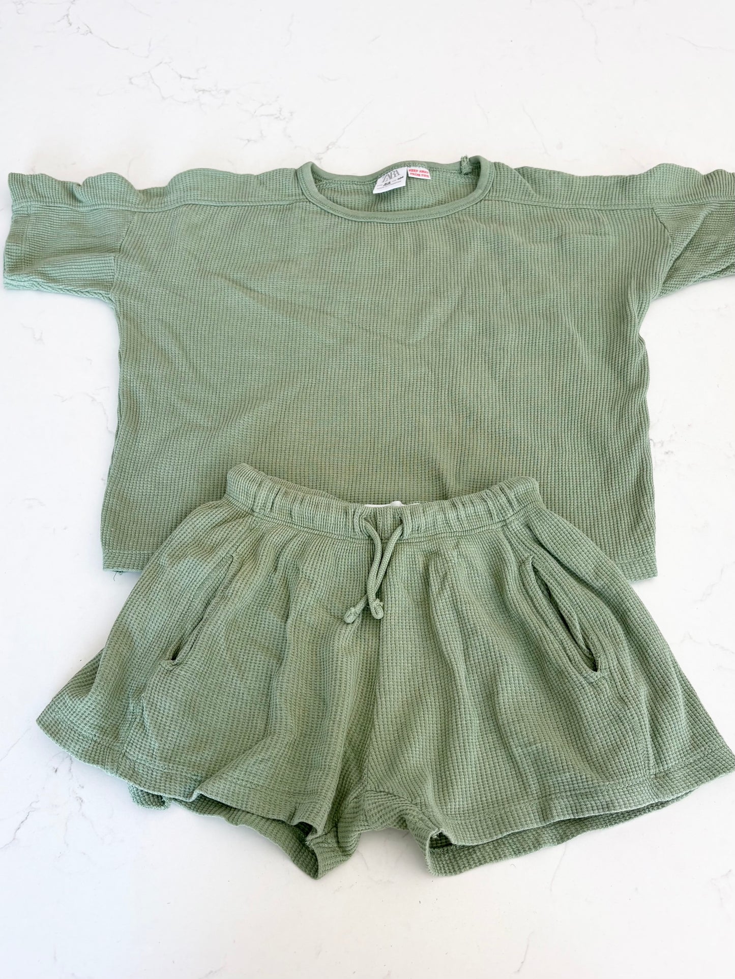 Zara-Ensemble-3/4T ( petit trou chandail)