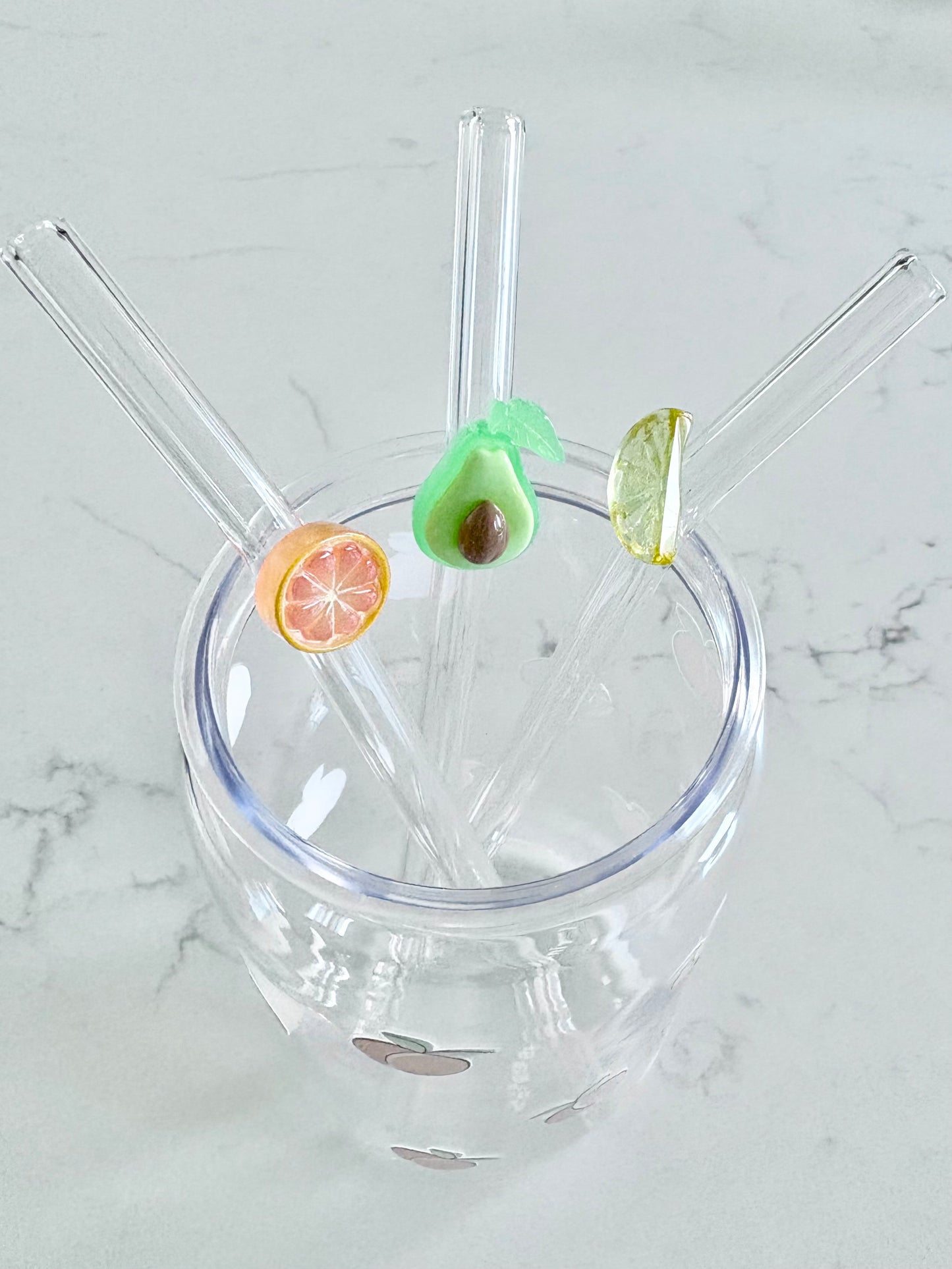 Paille en verre avec fruits