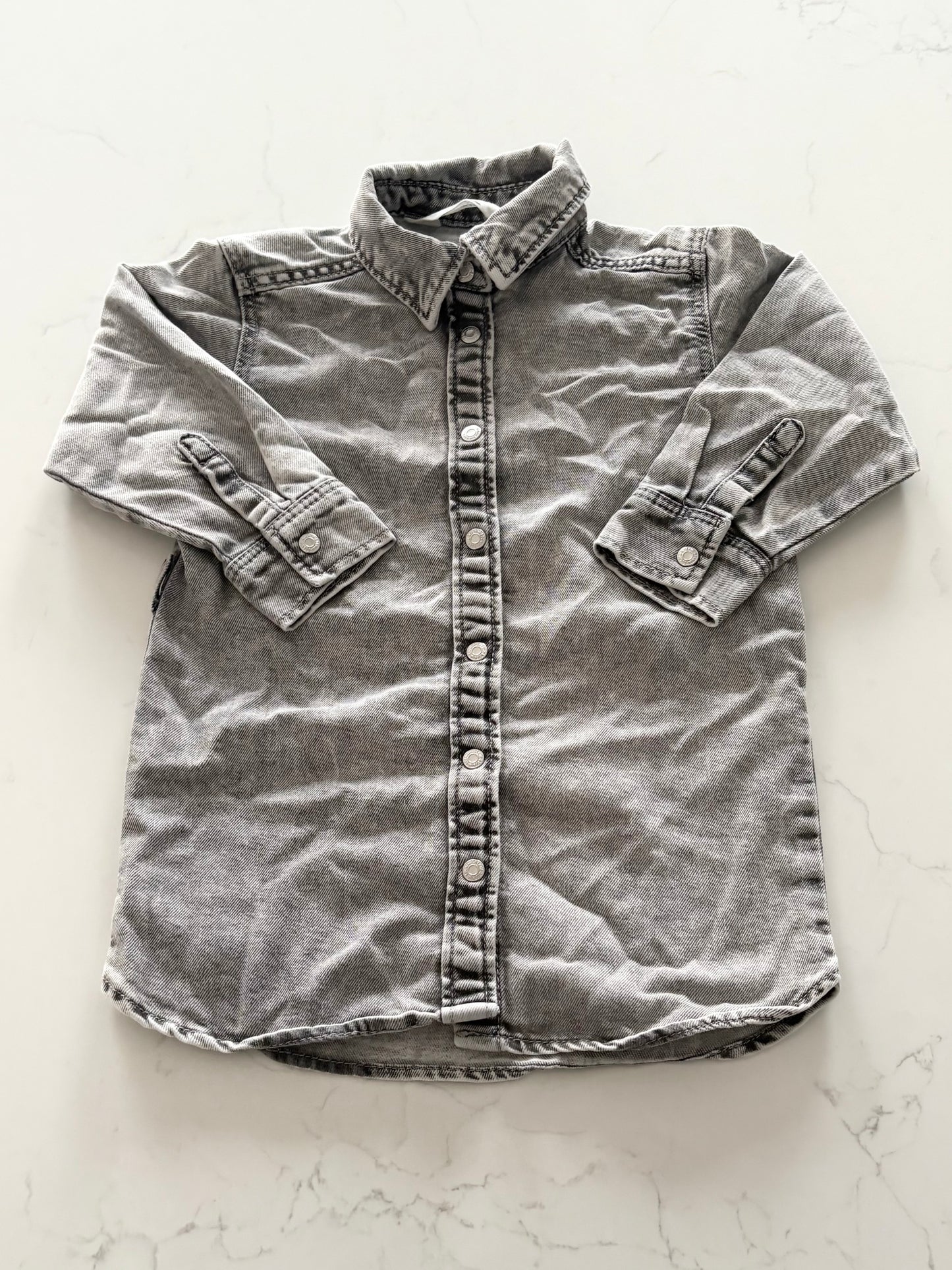H&M-Robe en jeans-18/24 mois (manque ceinture)