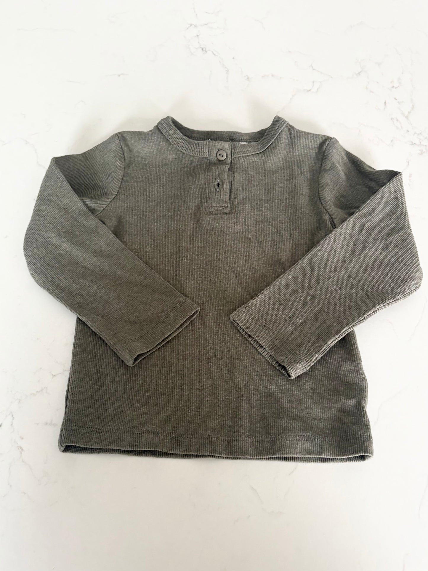 H&M/adorables-Chandail-18/24 mois (manque un bouton)