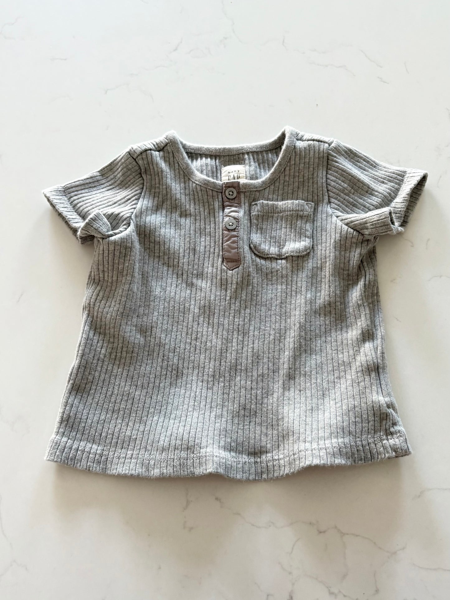GAP-T shirt-18/24 mois ( fait petit )