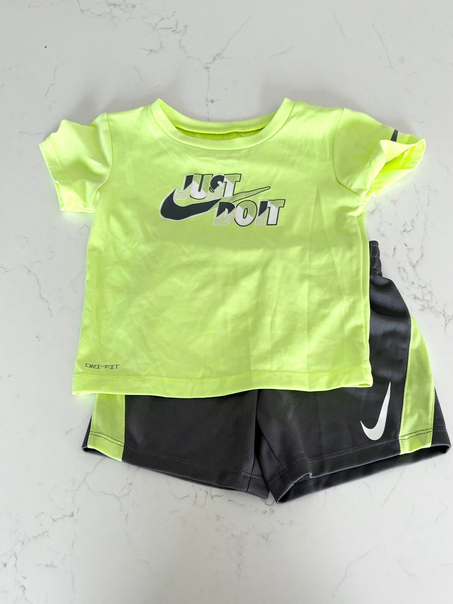 Nike-Ensemble-24 mois ( accros fesse)