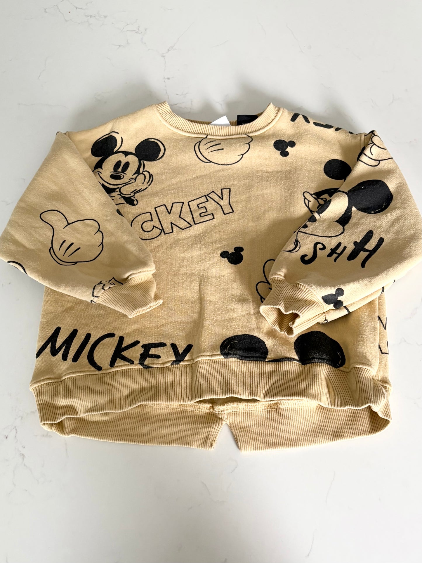 Zara/Disney-Crewneck-6/7T (légère imperfection)