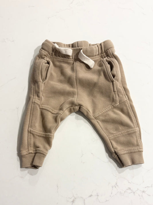 Zara-Jogging-6/9 mois ( fait petit , légère imperfection)