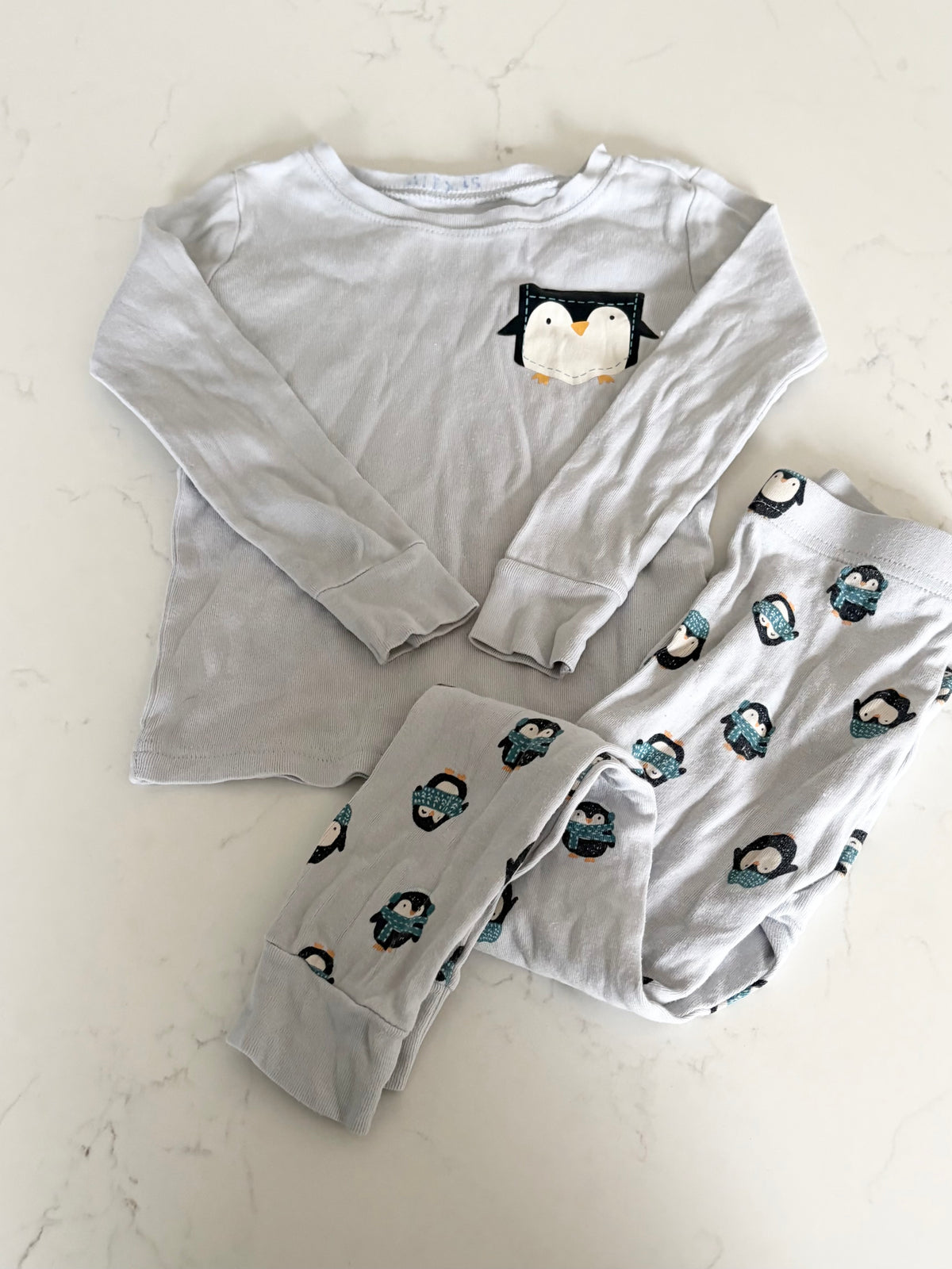 Old Navy-Pyjama-4T ( nom écrit dans le colet)